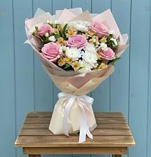 Букет цветов из:  Гвоздики, Орхидеи и Розы в Цветочный