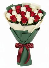 Букет Микс из красных и белых роз в Цветочный