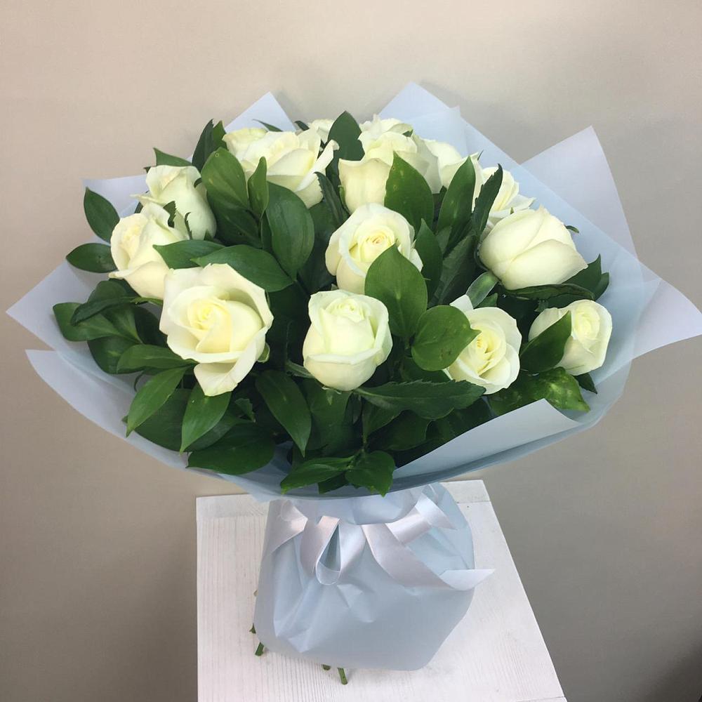 Букет 15 Белых роз Проуд в Цветочный