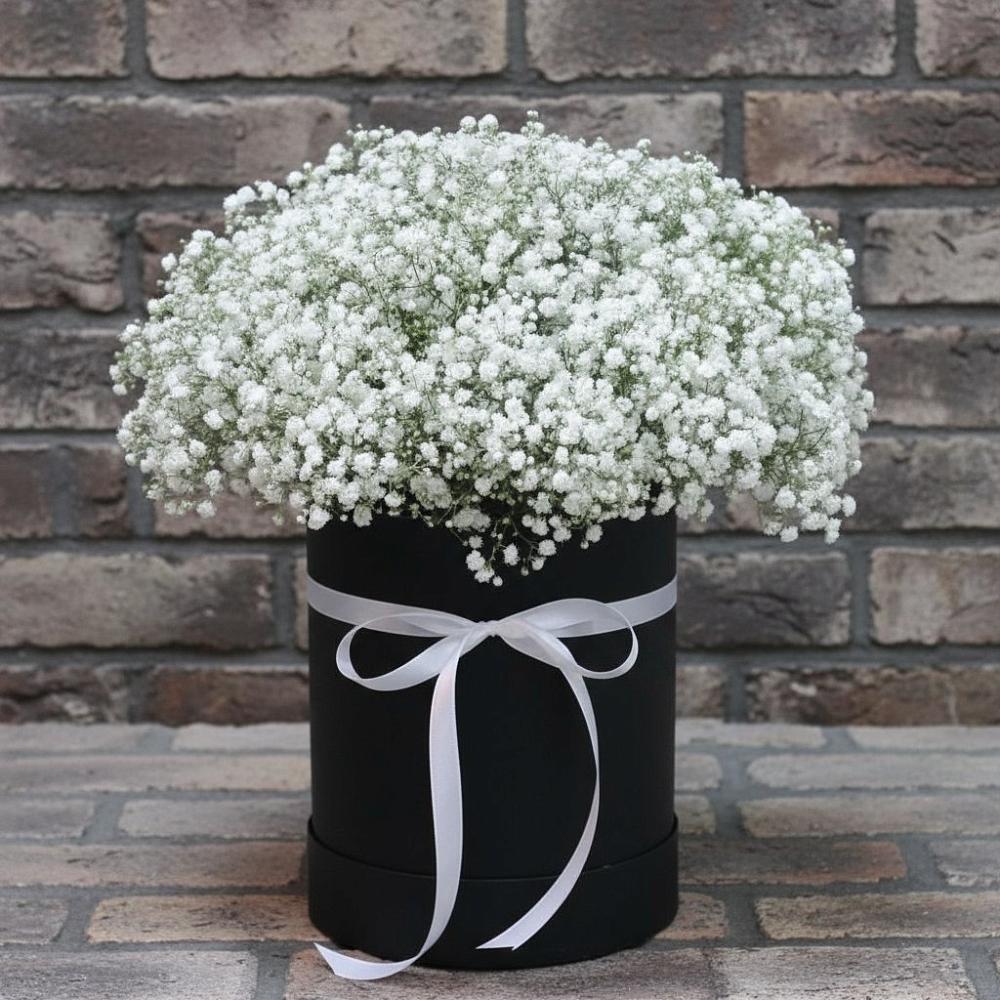 Цветочная композиция из Гипсофила в шляпной коробке в Цветочный