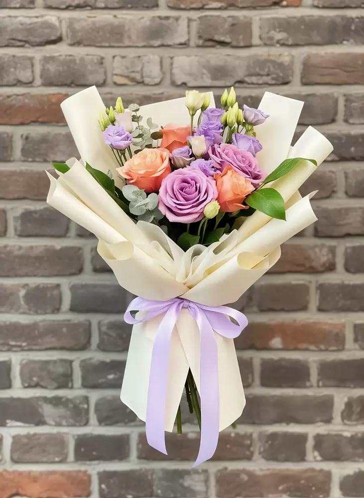 Букет цветов из: Лизиантусы и Розы в Цветочный