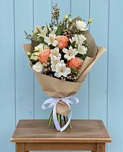 Букет цветов из:  Альстромерии, Лизиантусы, Розы и Хризантемы в Цветочный