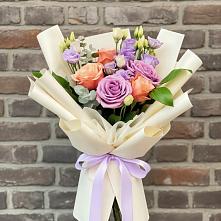 Букет цветов из:  Лизиантусы и Розы в Цветочный