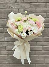 Букет цветов из:  Гвоздики, Розы, Лизиантусы и Хризантемы #REPLACE_PRED# Цветочный
