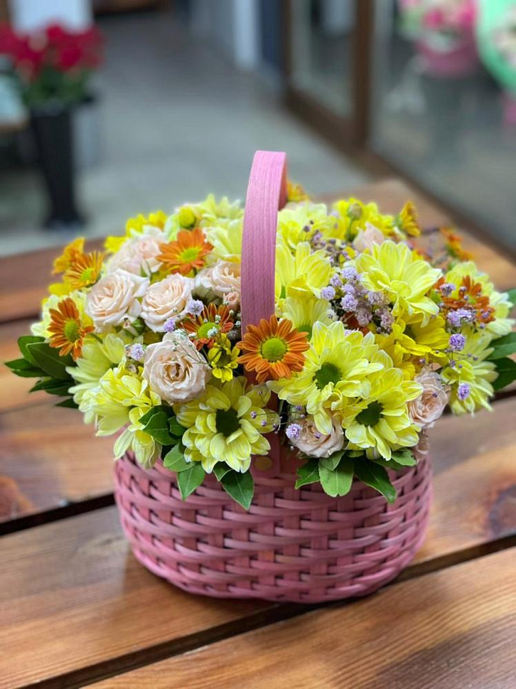 Цветочная композиция из Хризантемы и Розы в корзине в Цветочный