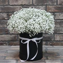 Цветочная композиция из Гипсофила в шляпной коробке в Цветочный
