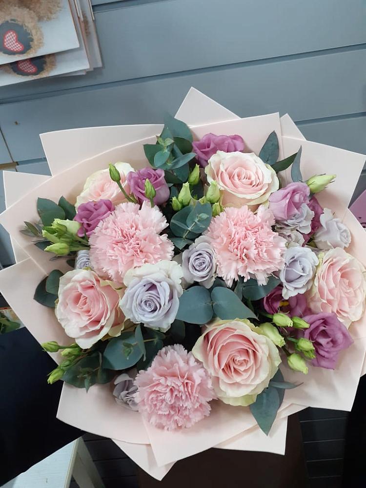 Букет цветов из: Розы, Гвоздики и Лизиантусы в Цветочный