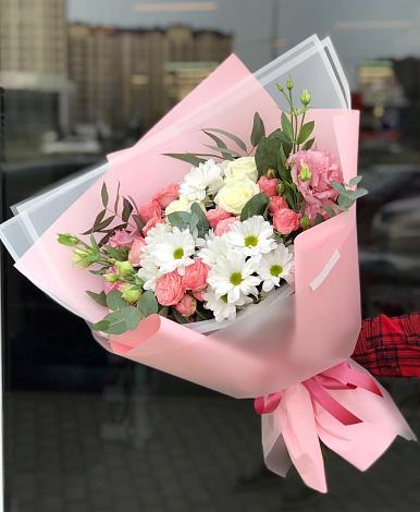 Букет цветов из: Розы, Лизиантусы и Хризантемы в Цветочный